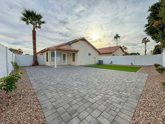 Building Photo - Stylish & Move-In Ready Home in Clemente R...