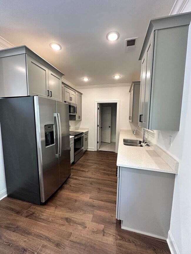 Foto del edificio - 3 Bed 3.5 Bath in Desirable Meadow Crest Neighborhood!