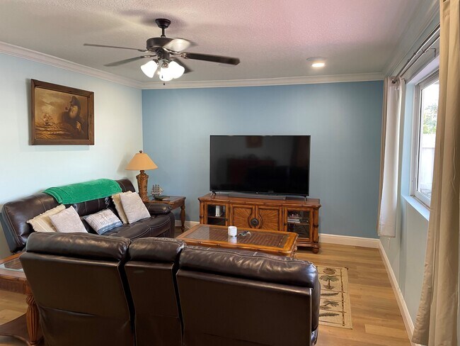 Foto del edificio - 141 E Riverside Dr