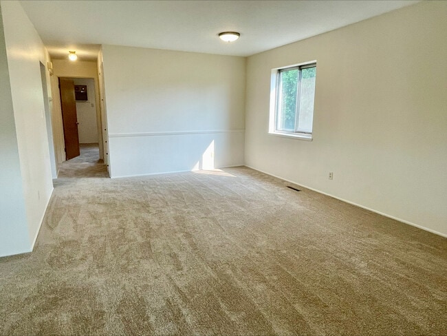 Building Photo - 565 Treeside Dr