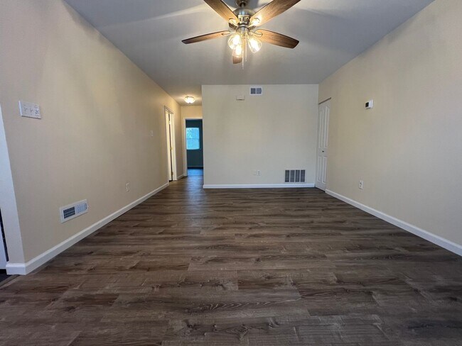 Building Photo - Gorgeous 1st Floor Apartment in Telford with Parking Spot! Available NOW!