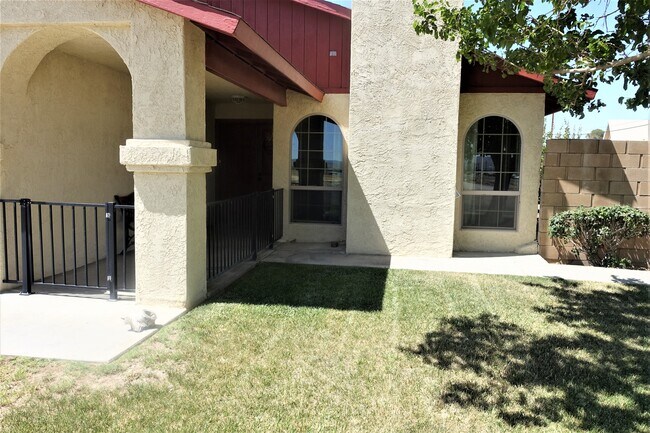 Foto del edificio - 300 W Felspar Ave