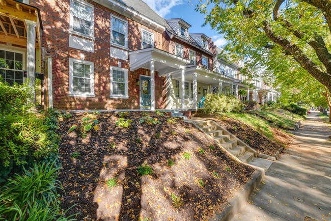 Building Photo - 2312 Rosewood Ave