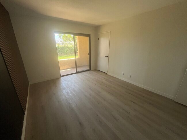 Building Photo - 200 E Racquet Club Rd