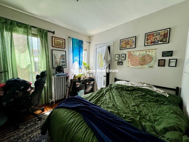 Foto del edificio - 692 Columbia Rd
