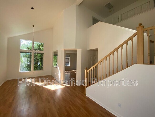 Foto del edificio - 4748 Cedarhill Ln