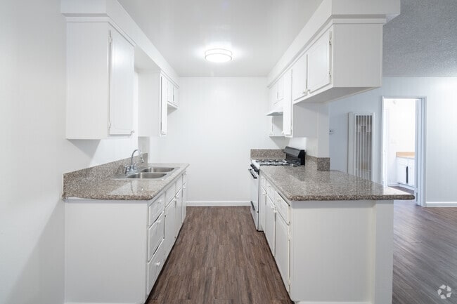 12830 Prairie Ave Hawthorne, CA 90250 - Hampton Pointe Apartments