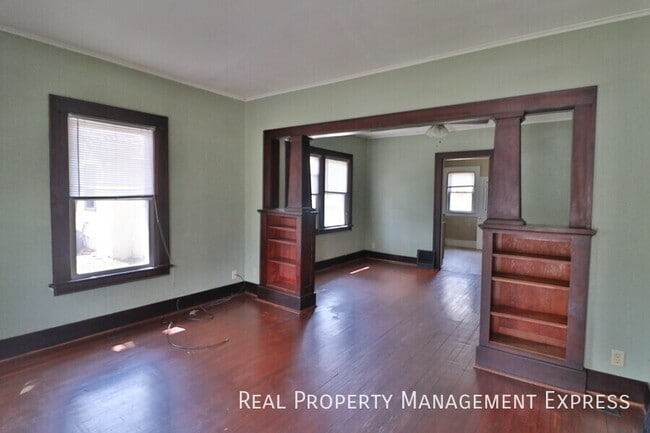 Building Photo - Beautiful 3 bedroom 2 bathroom home near d...