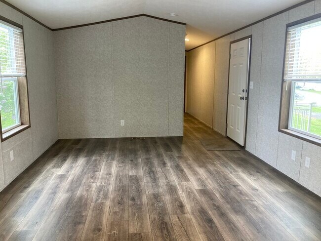 Building Photo - 3 bed 2 bath