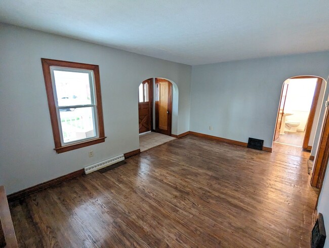 Building Photo - Beautiful 3 bedroom home with covered fron...