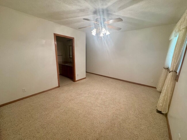 Building Photo - 55+ Community - 2 bed, 2 bath Townhouse in...