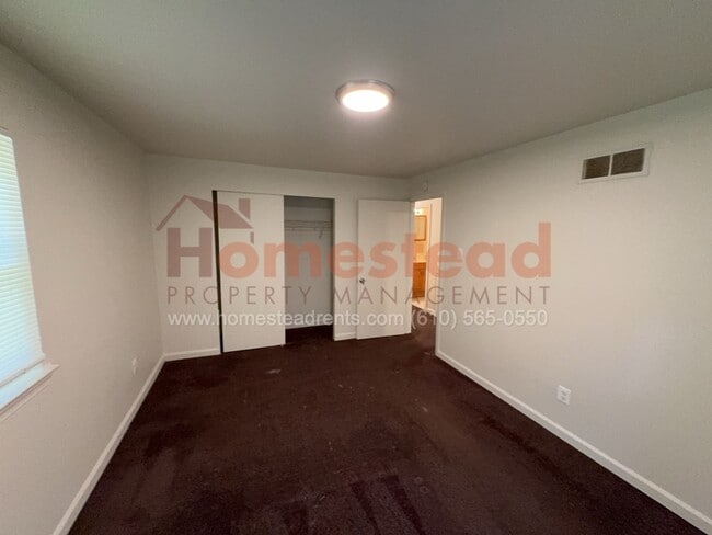 Building Photo - 502 N Sycamore Ave