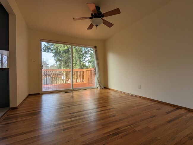 Foto del edificio - Large Meadowbrook Split Level