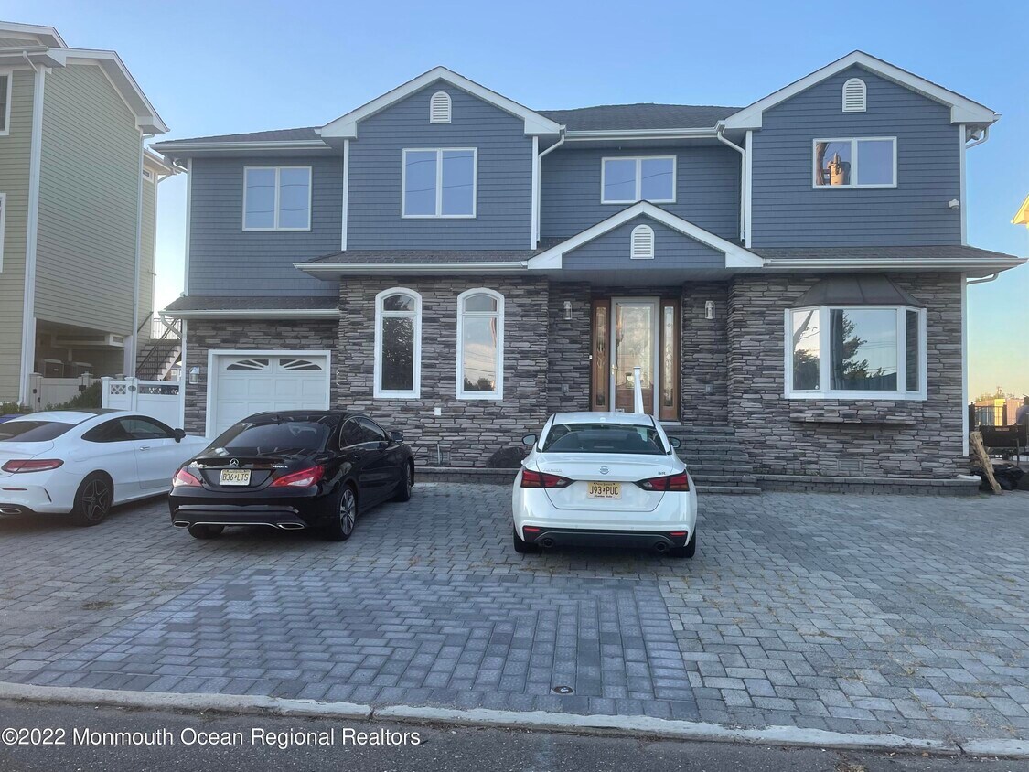 Primary Photo - 3184 Beachview Dr