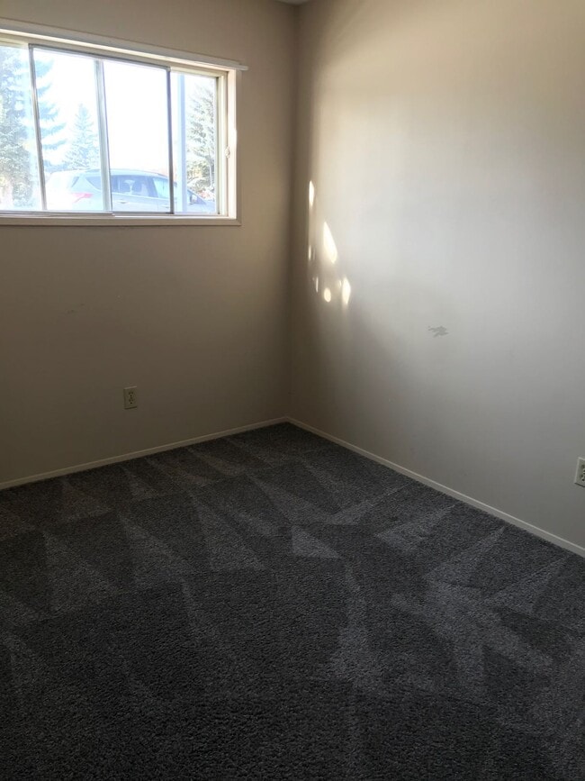 Building Photo - 2 Bed 1 Bath Unit in Red Deer, AB
