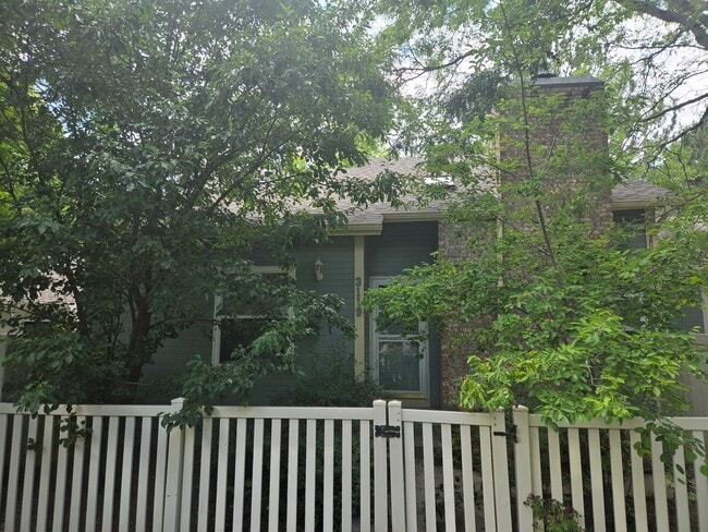 Foto del edificio - 3B/3B in The Shores with Finished Basement and 2 Car Garage!