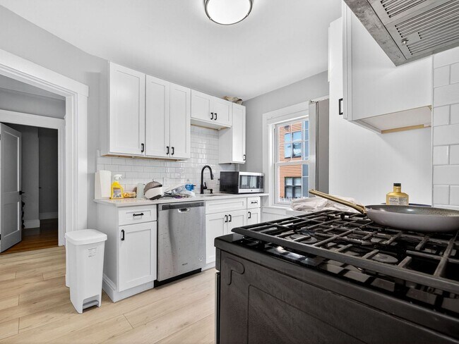 Building Photo - 6/1 No Fee! Renovated 3BR/2BA near Tufts, ...