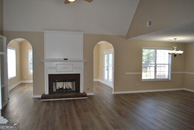 Building Photo - 3015 Lincoln Log Way