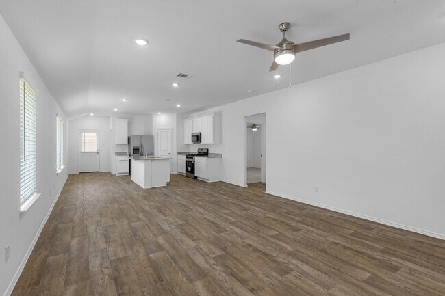 Foto del edificio - 3038 Lake Crest Dr