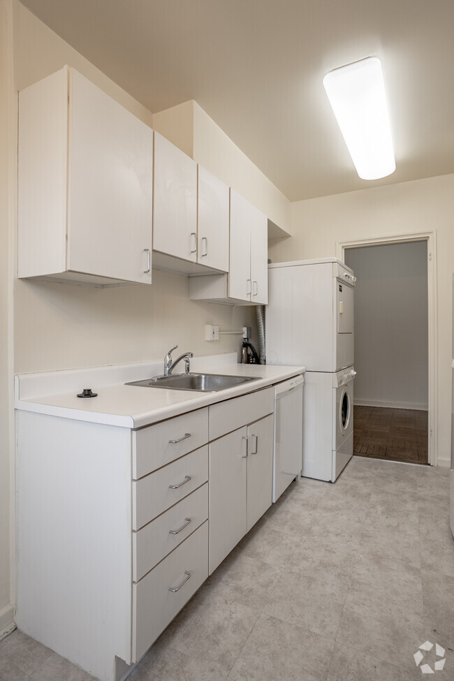 Kitchen - Mermont Plaza Apartments