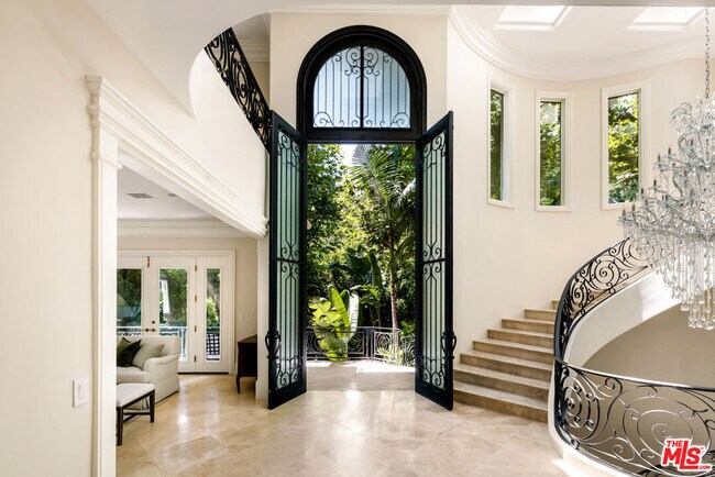 Foto del edificio - 1350 Benedict Canyon Drive