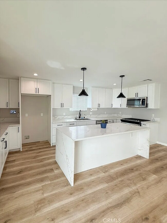 Foto del edificio - 10430 Densmore Ave