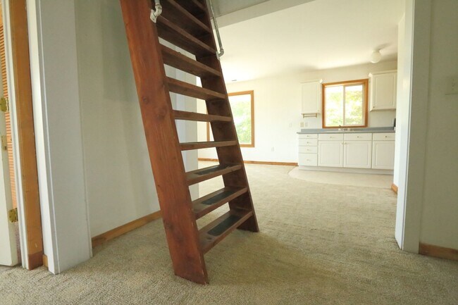 Foto del edificio - Spacious upper 3-bedroom unit with 2 full ...