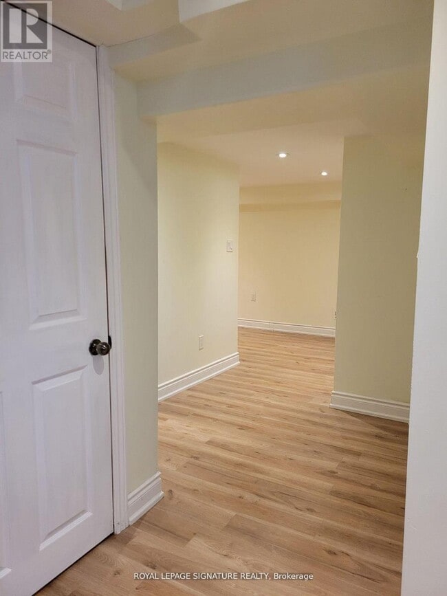 Building Photo - 42 Ambleside Crescent