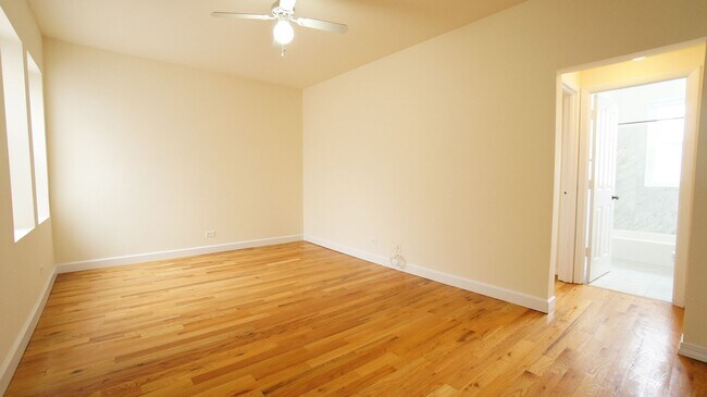Foto del edificio - 2349 N Drake Ave