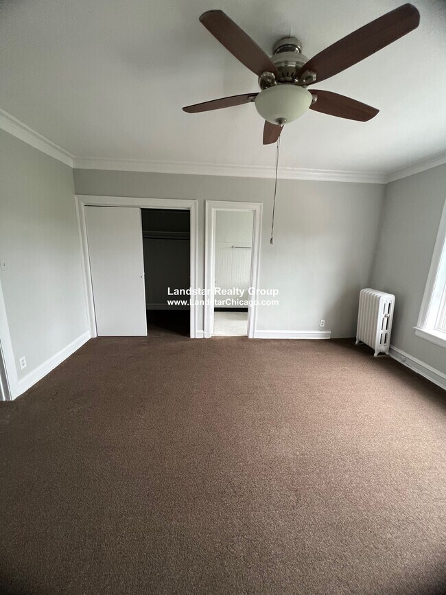 Foto del edificio - 7645 N Rogers Ave