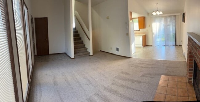 Building Photo - 1122