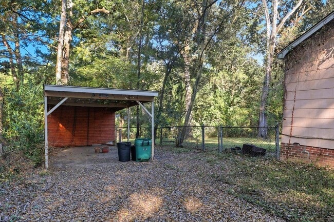 Building Photo - 211 W Lakeview Dr