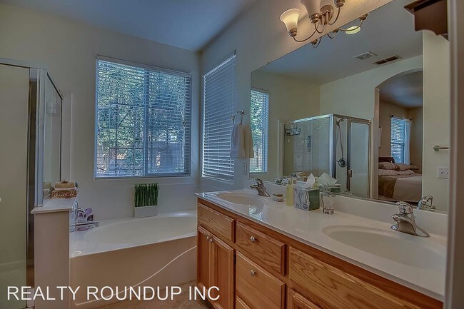 Building Photo - 5013 Falabella Way