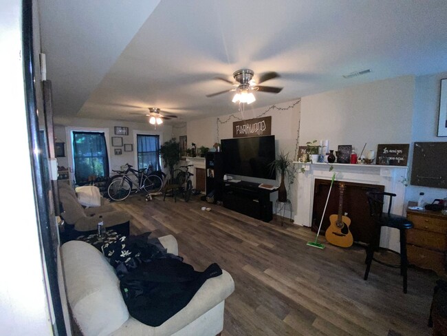 Building Photo - Beautiful Three Bedroom House in The Fan A...