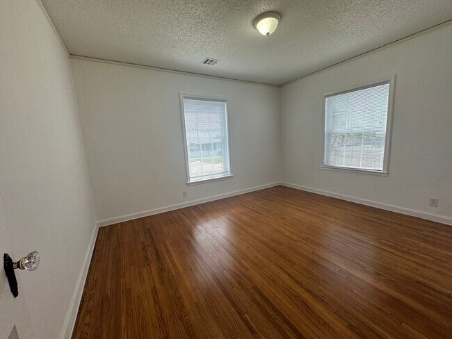 Foto del edificio - 2 bedroom 1 bathroom home Ready for move-i...