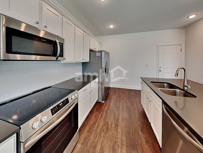 Building Photo - 50 Spruce Cir