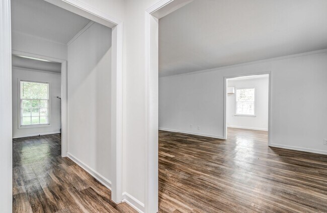 Building Photo - 4036 N Lake Forest Dr