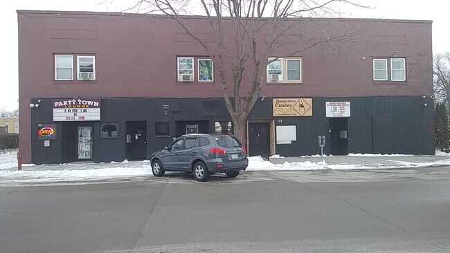 ¡A una cuadra del distrito comercial de Main Street! - 117 5th St