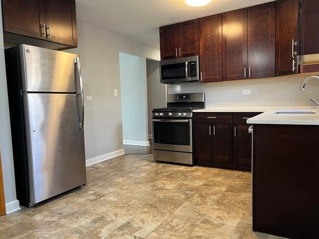 Building Photo - 8614 W Berwyn Ave