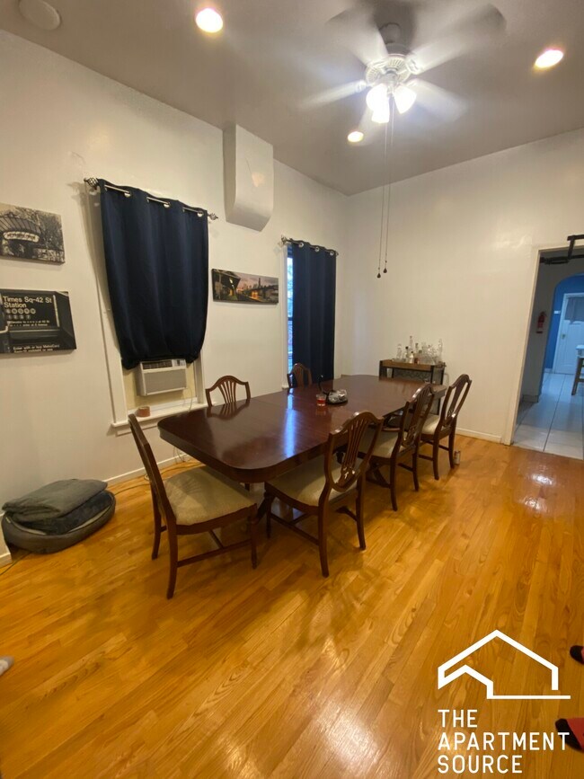 Building Photo - 814 N Damen Ave