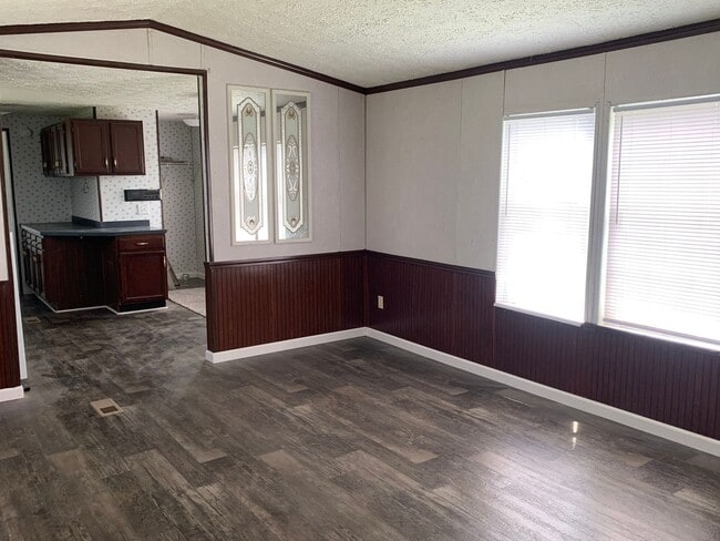 Building Photo - 1825 Blue Creek Rd