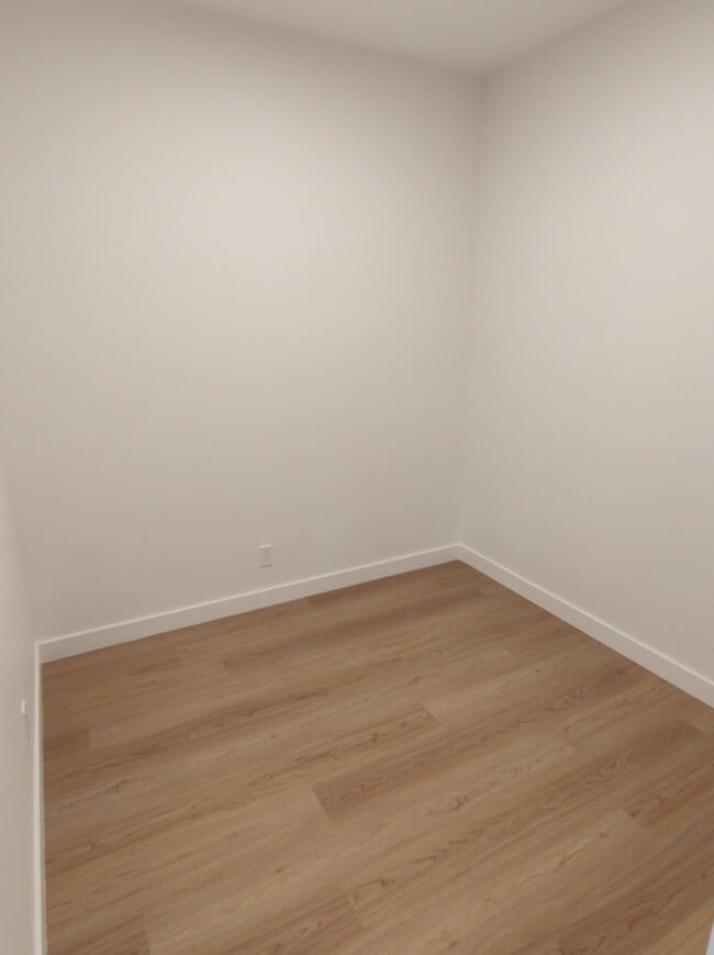 Building Photo - 1380 Pridham Ave