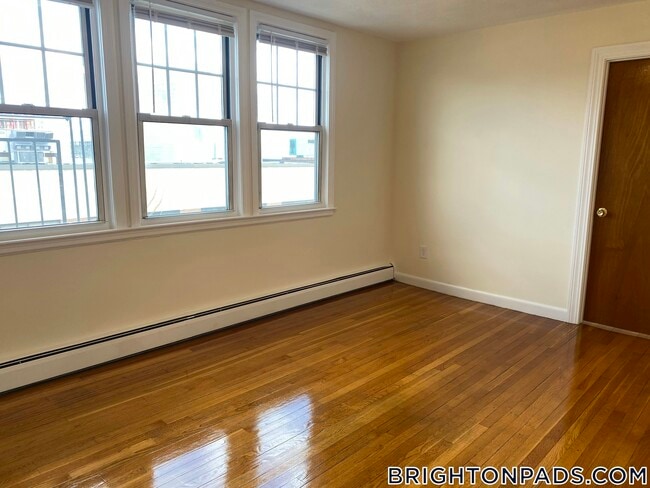 Foto del edificio - 168 N Beacon St