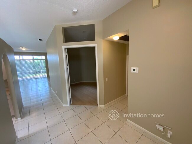 Building Photo - 5255 Ventura Dr