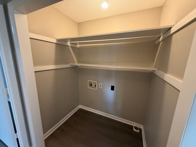Foto del edificio - 1 Bed 1 Bath Unit In Shelbyvillle