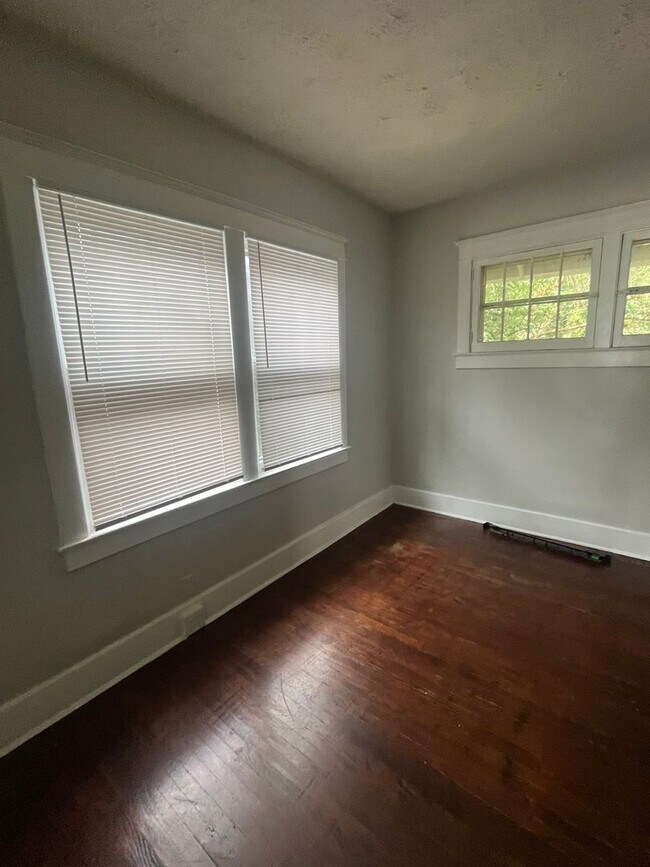 Building Photo - Beautifully renovated 3 bedroom house!
