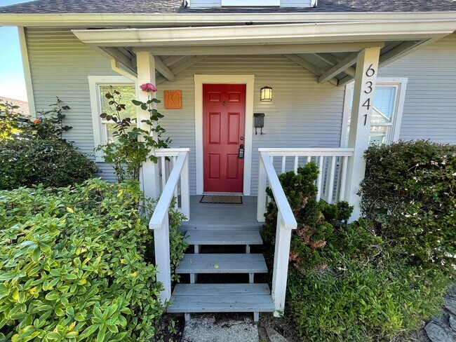 Foto del edificio - Adorable bungalow with large private yard