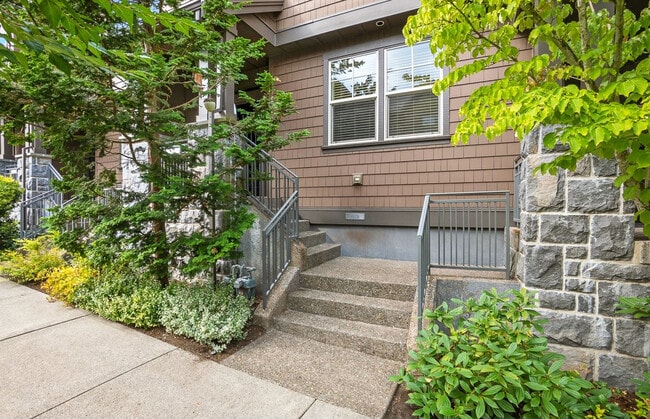 Building Photo - 619 SW Foresta Ter