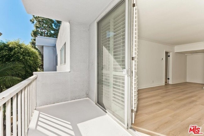 Building Photo - Spacious 2 bed/2bath newly renovated condo in Westwood- 1275 Sq ft.