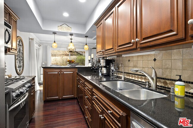 Building Photo - 6708 Hillpark Dr